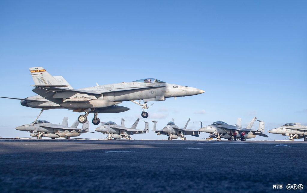 Amerikanske jagerfly på et hangarskip. Foto. 