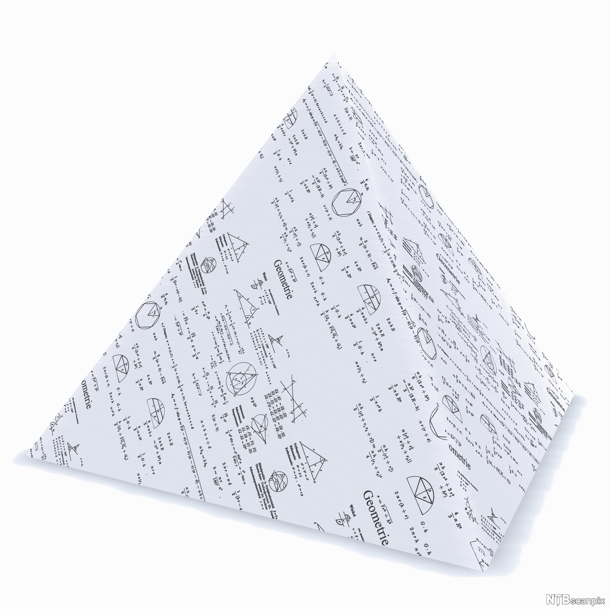 Pyramide laget av papir med formler og geometriske utregninger på. Foto.