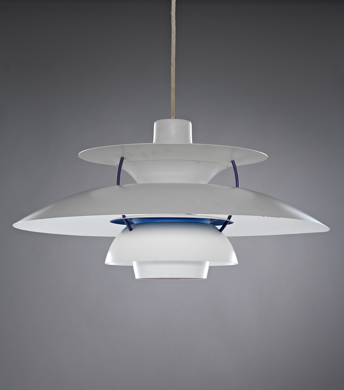 Taklampe i hvitlakkert aluminium. Foto.