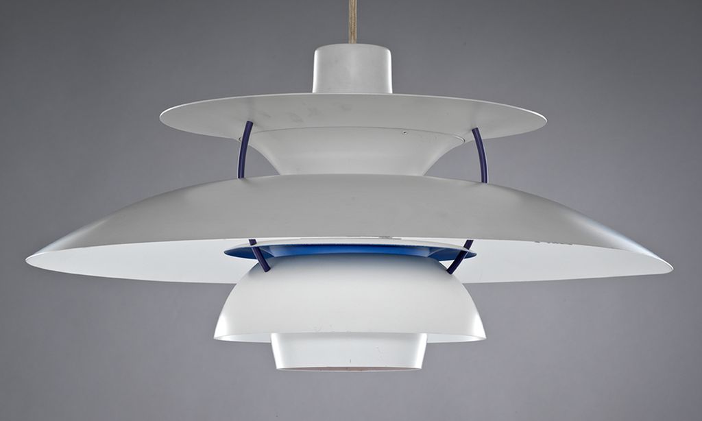 Taklampe i hvitlakkert aluminium. Foto.