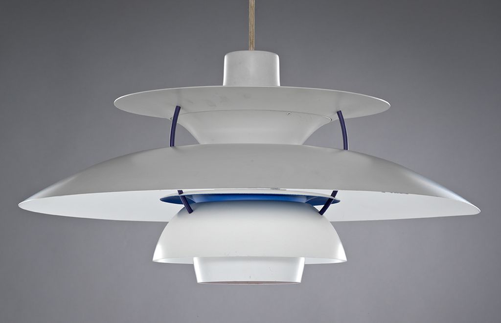 Taklampe i kvitlakkert aluminium. Foto.