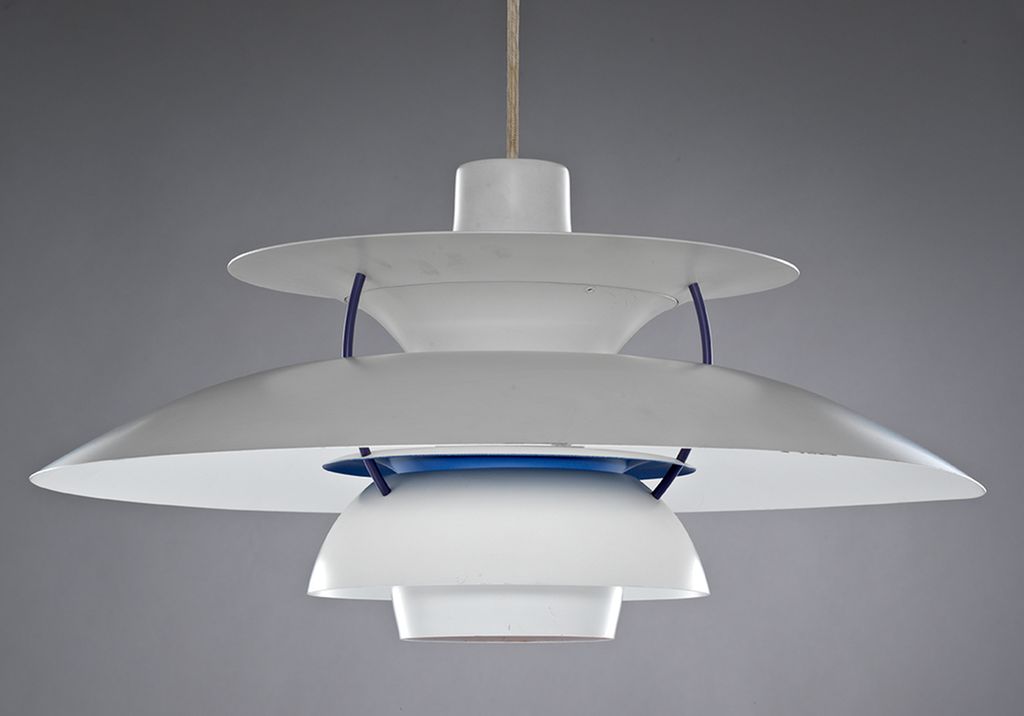 Taklampe i hvitlakkert aluminium. Foto.