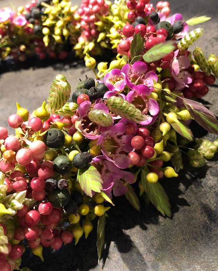 Nærbilde av en blomsterkrans. Foto.