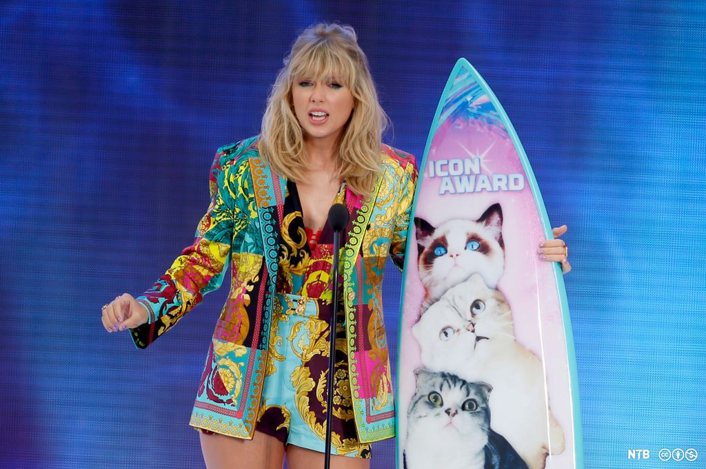 Taylor Swift at the Icon Awards. Photo.