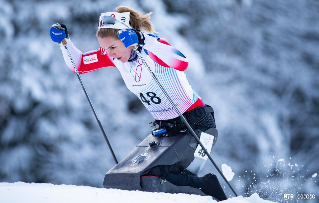 Ein skiløpar med funksjonsnedsetting stakar i løypa. Foto. 