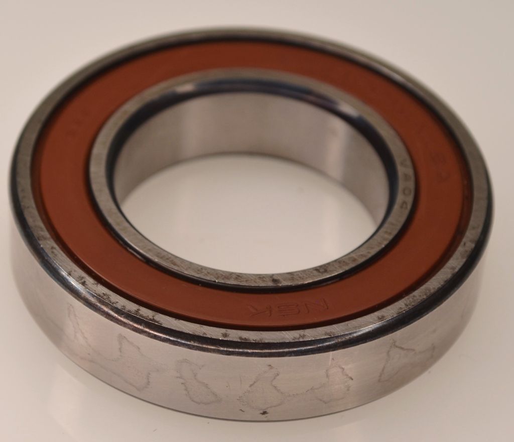 Lager med tetning laga av polymer (gummi eller silikon). Foto.