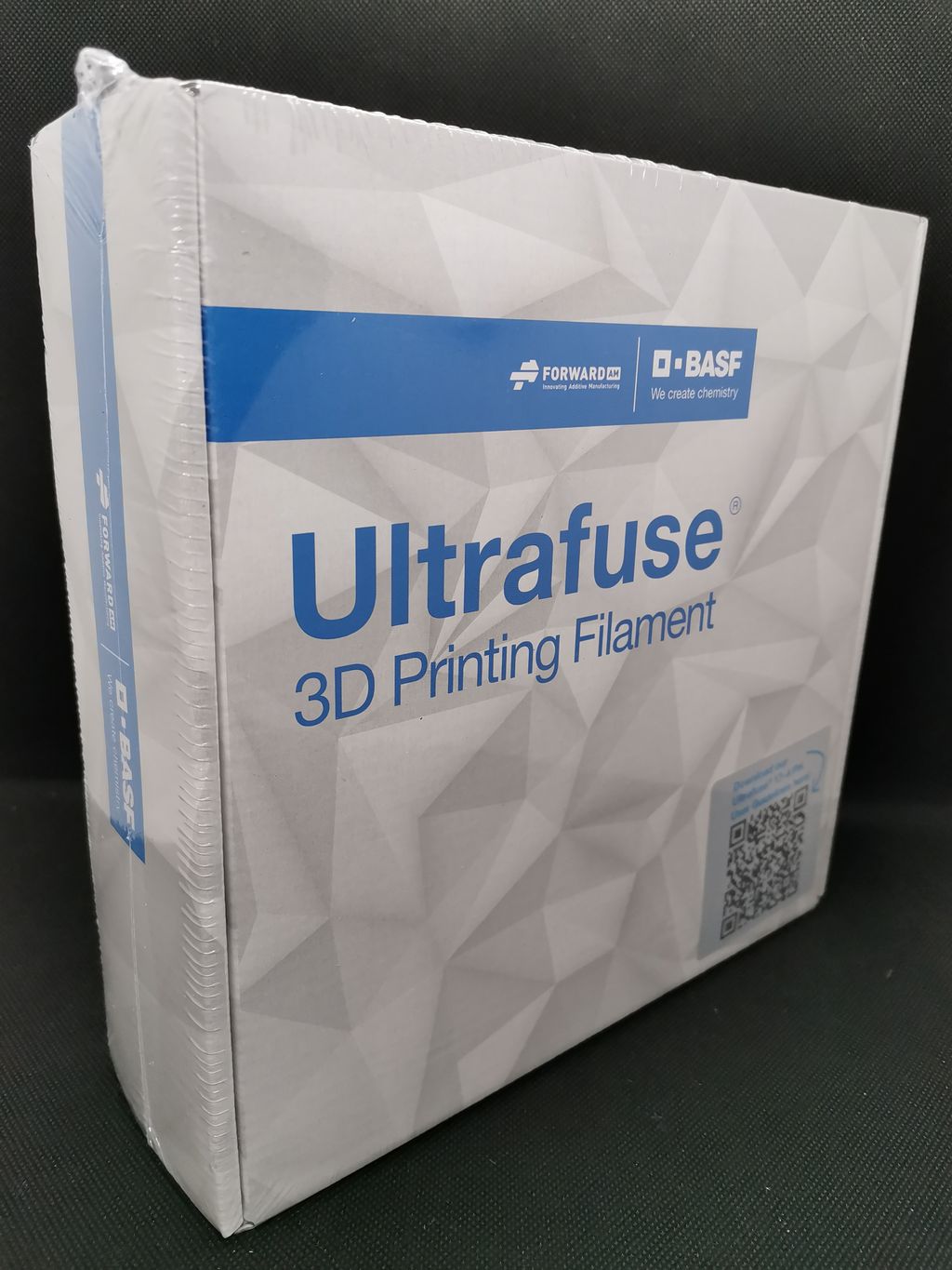 Kartong som inneholder metallfilament til 3D-printing. Foto.