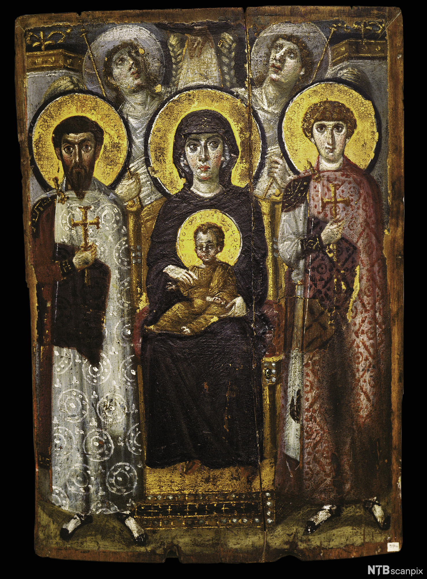 Et ikon som viser Madonna med Jesusbarnet på fanget. Ved siden av henne står to helgener, og bak henne står to engler. Illustrasjon.