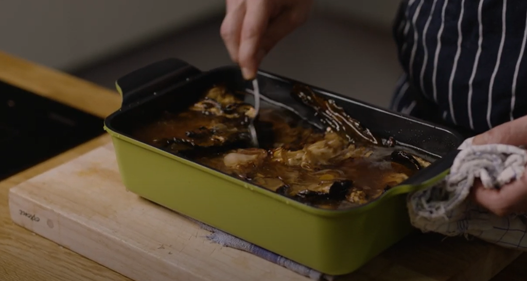 En form med stekte grønnsaker og vann til umami-kraft. Skjermdump fra filmen om vegansk umami-kraft. Foto.