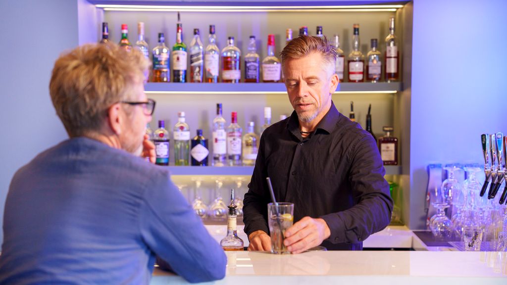 Bartender serverer en gjest. Foto.
