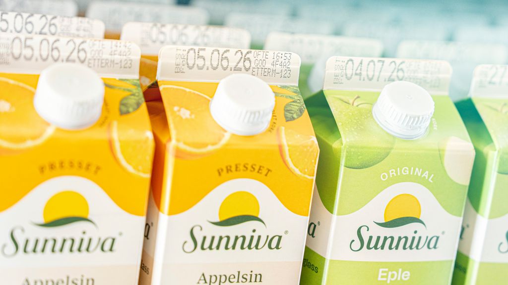Nærbilde av toppen av tre juicekartonger hvor det er stemplet merking. Foto.