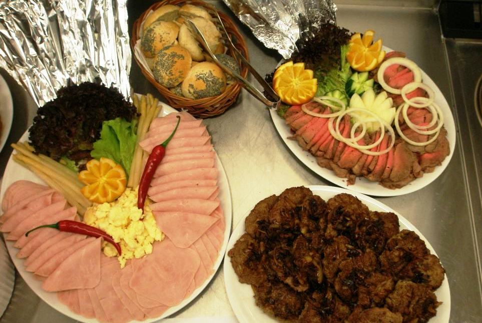 En koldtanretning med skinke, roastbiff og karbonader på fat. Foto.