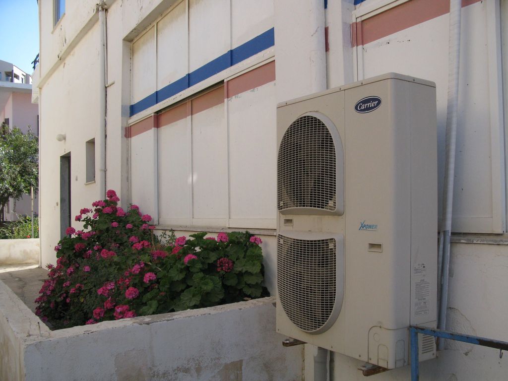 Varmepumpe på yttervegg. Foto.