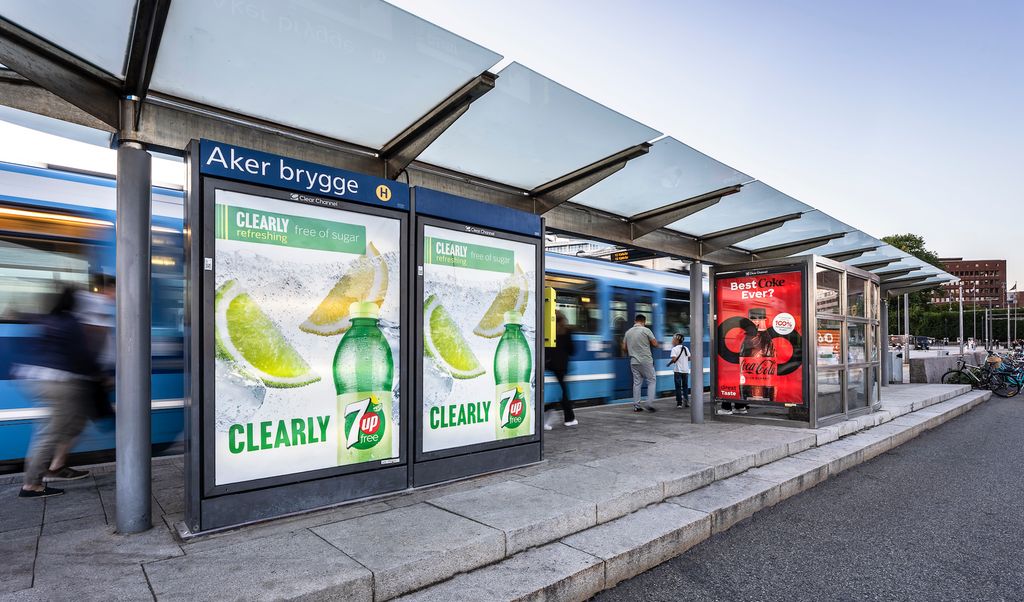 Fotografi av reklameskilt på ein trikkehaldeplass.