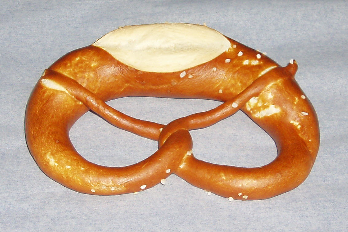 Stor, myk saltkringle. Foto.