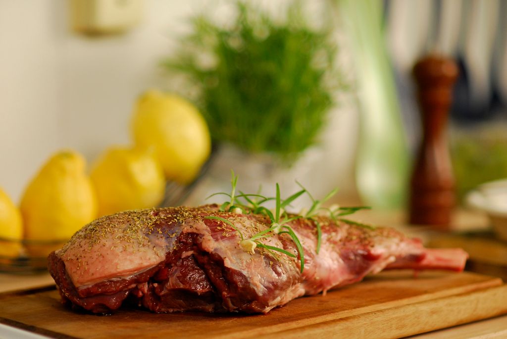 Lammelår på ei fjøl. Foto.