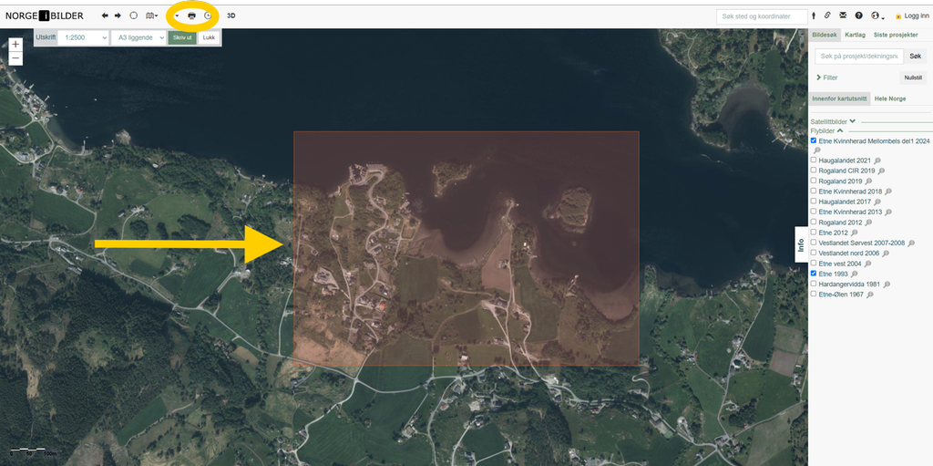 Flyfoto fra tjenesten Norge i bilder. Bildet viser et landskap med åkre, skog og veier ved en fjord. Året 2024 er valgt i høyremenyen. Ei gul pil peker mot en rød, gjennomsitkig firkant som har lagt seg oppå midten av flyfotoet. Utskriftsfunksjonen oppe til venstre er markert med gult. Skjermutklipp.