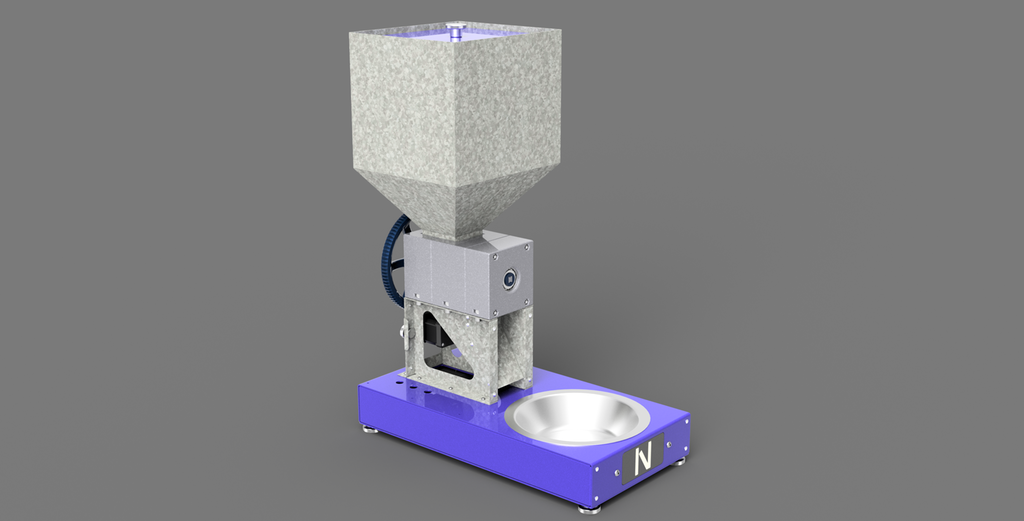 Illustrasjon av en mekanisk maskin. Den består av en avlang, firkanta sokkel med ei innfelt rund skål som opptar omtrent halve sokkelen. På sokkelen er det også plassert en matemekanisme. Den består av ei trakt der fôret plasseres, en komponent der fôret doseres og ei åpning der fôret slippes ned i skåla. Illustrasjon.