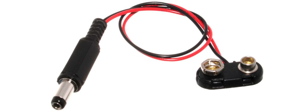 Ledning med en sylindrisk plugg i den ene enden og ei plate med et sekskanta og et rundt tilkoplingspunkt i den andre enden. Foto.