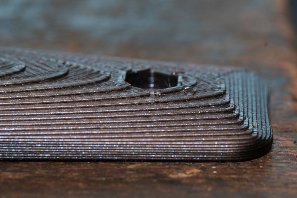 Nærbilde av struktur med tydelig skille mellom hvert utskrevet lag av materialet. Foto.