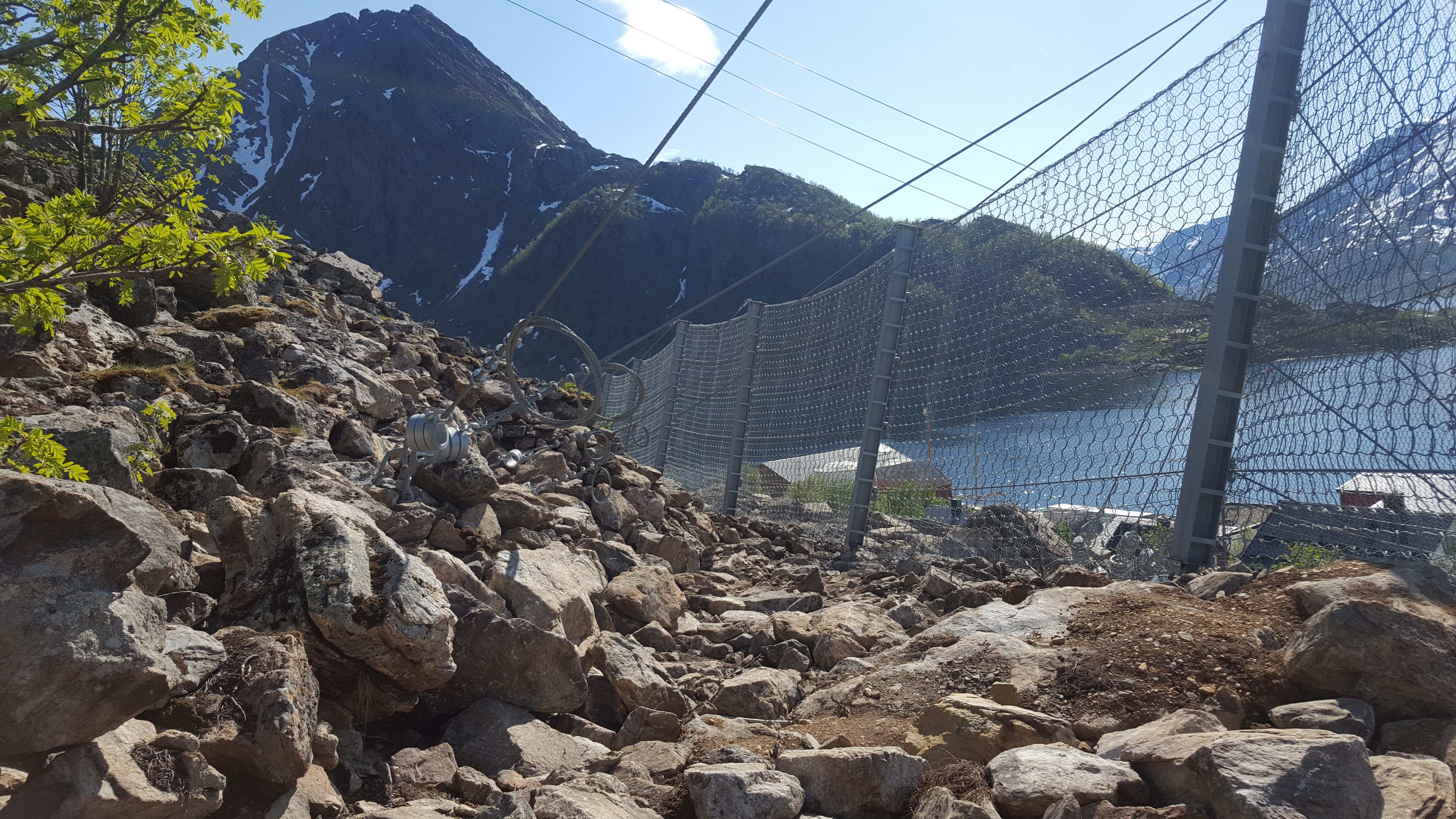 Skredsikring med steinsprangnett som er festa i ei fjellside for å samle opp skredmassar. Foto.