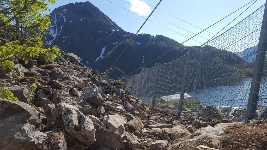 Skredsikring med steinsprangnett som er festa i ei fjellside for å samle opp skredmassar. Foto.