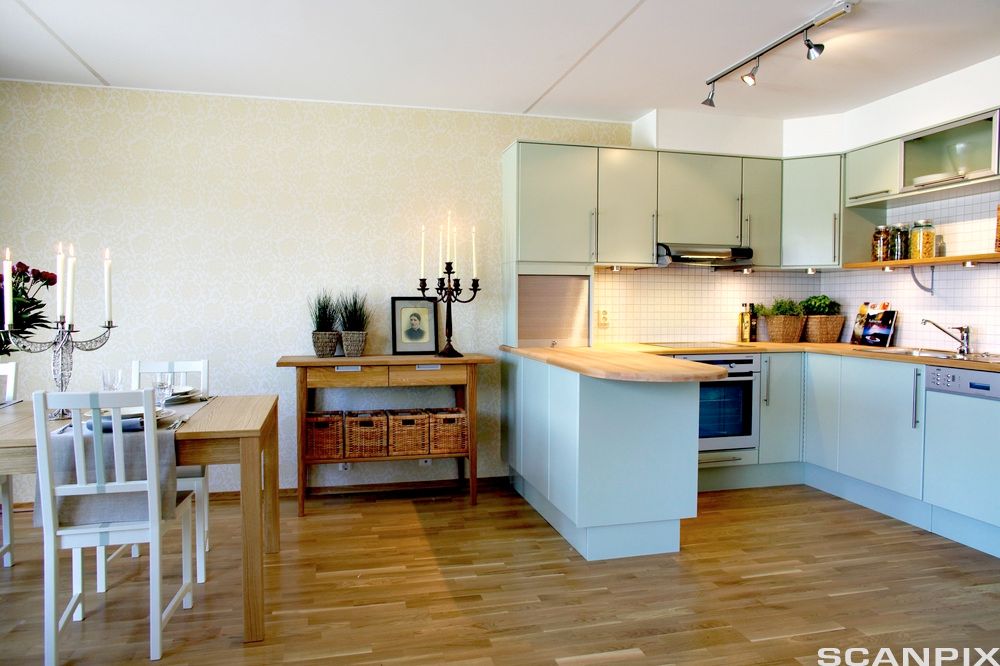 Lyst kjøkken med spiseplass. Foto.