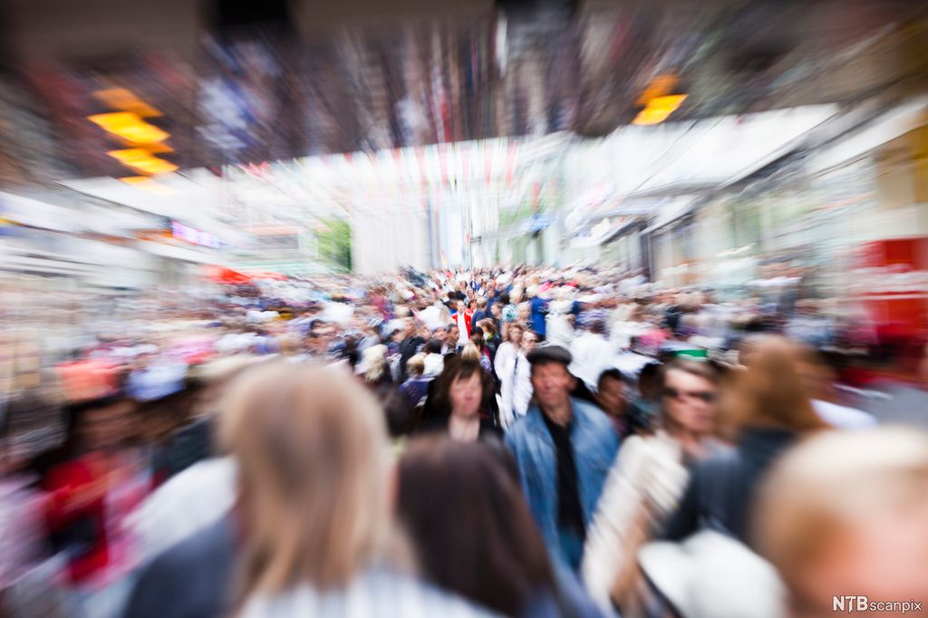 Folkevrimmel på stor gate. Foto. 