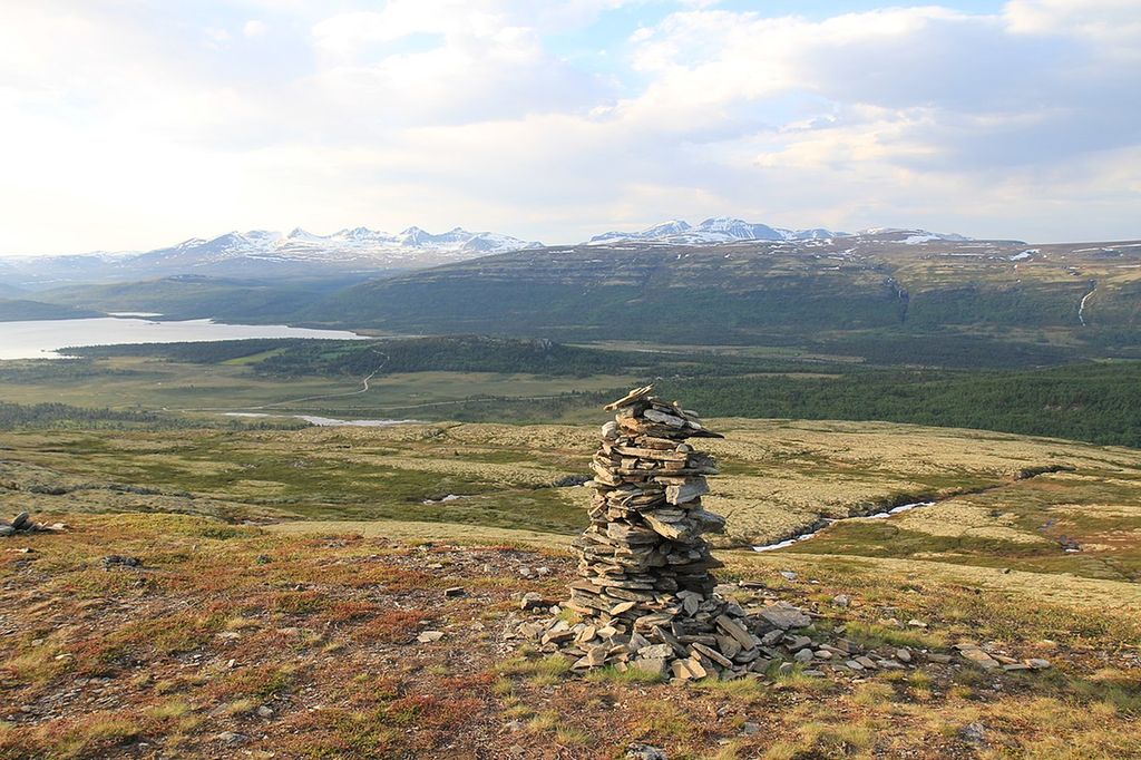 En varde på en høyde i et fjellandskap. Foto.