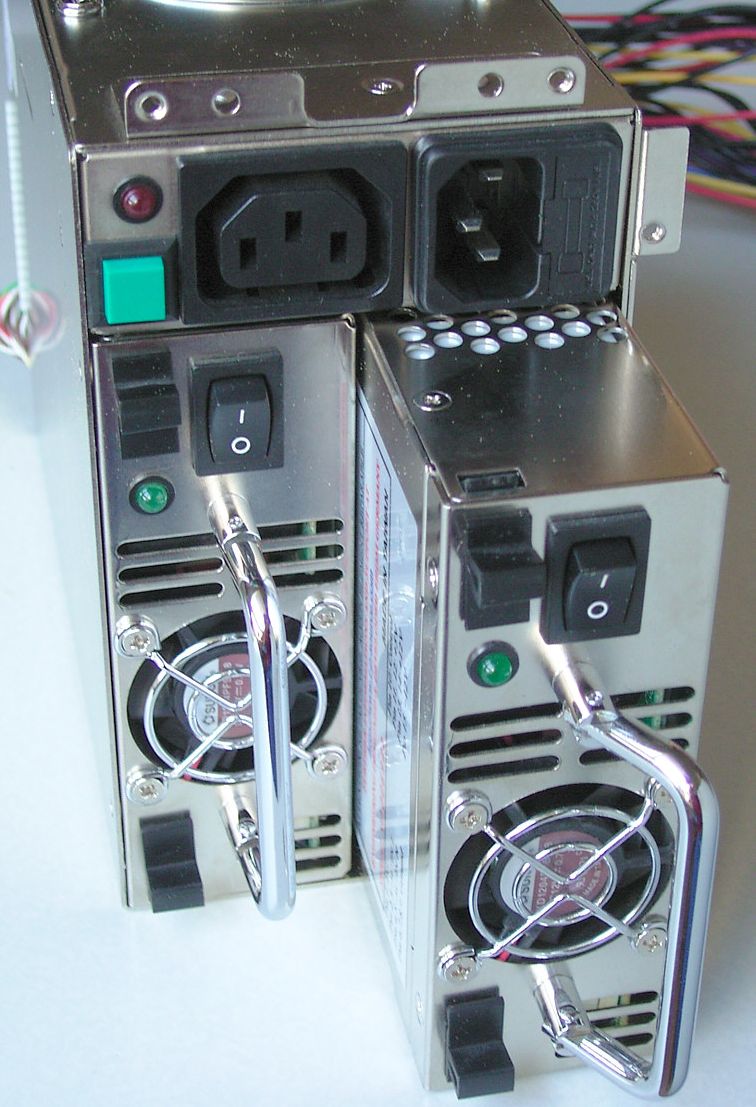 Strømforsyning i metall som består av to moduler som kan trekkes ut. Foto.