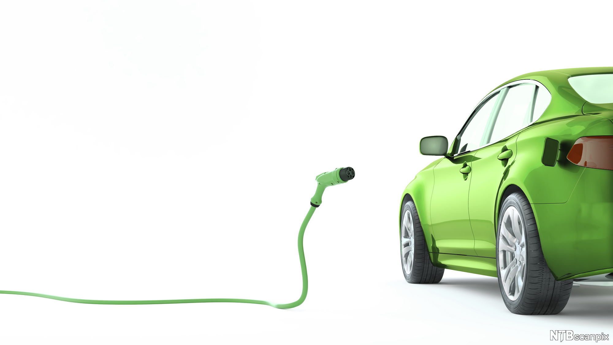 Grøn elbil til høgre og ein grøn ladekabel som ser ut som ein slange med løfta hovud, til venstre. Foto.