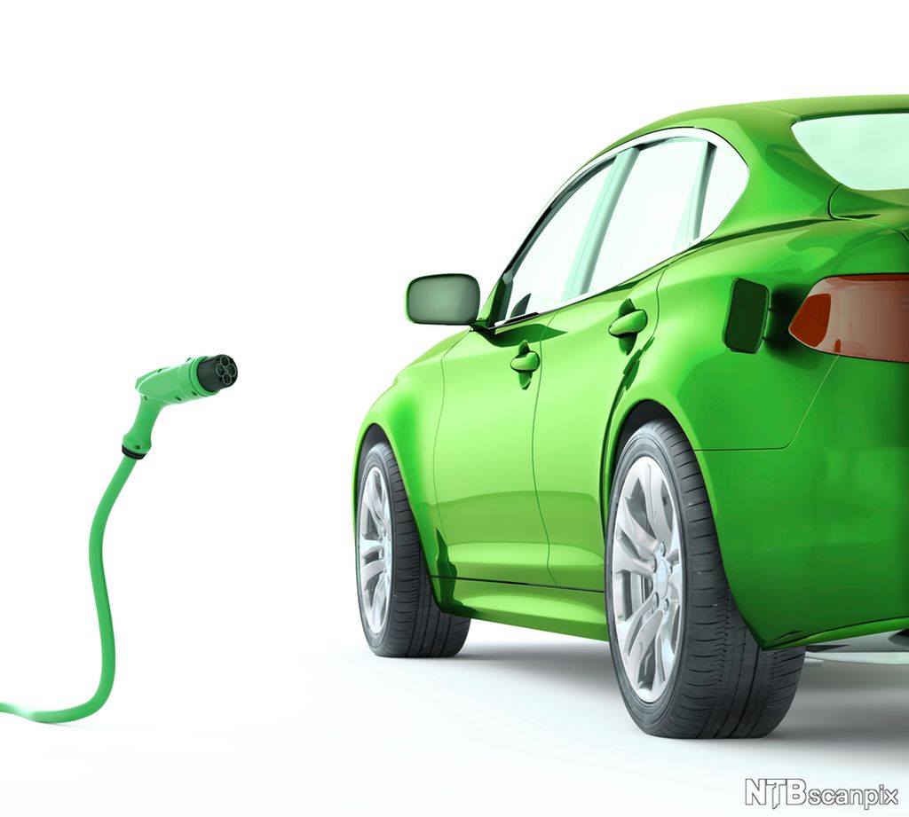 Grøn elbil til høgre og ein grøn ladekabel som ser ut som ein slange med løfta hovud, til venstre. Foto.