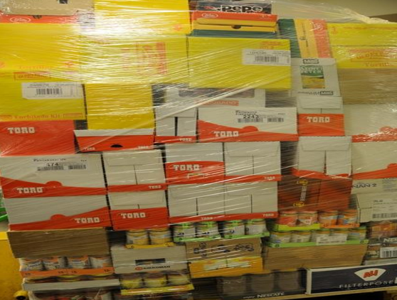 På bildet ser du mange forskjellige matvarer pakket på en pall. Bilde.