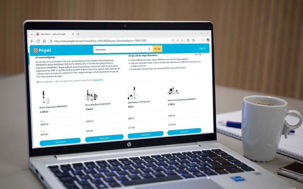 En åpen pc står på et bord. På skjermen blir det vist ei nettside der ulike stavmiksere sammenliknes. Foto.