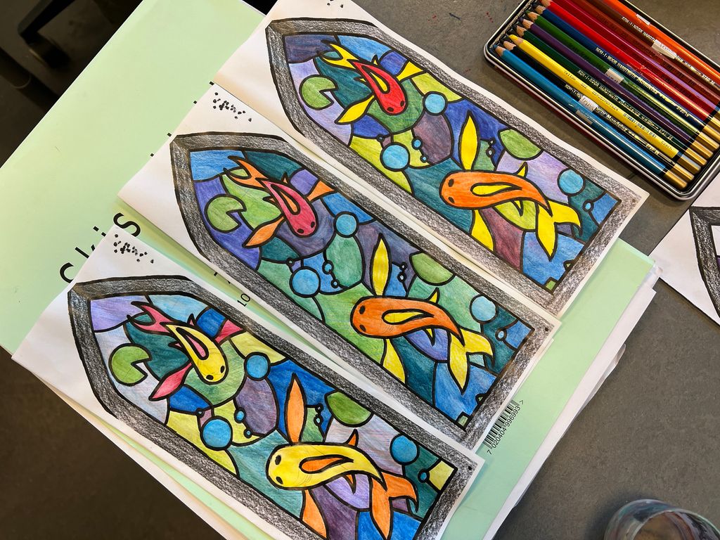 Tre fargeskisser til et glassmaleri med fiskemotiv. Foto.