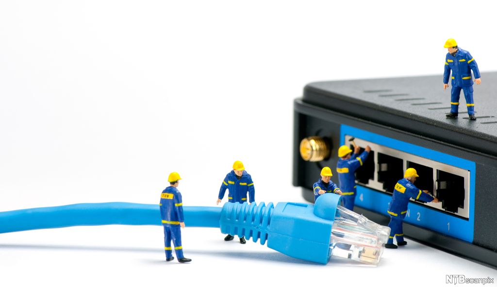 Nærbilde av en ruter med fire nettverksporter. Små figurer (arbeidsmenn) setter en nettverkkabel inn i en av portene. Illustrasjon