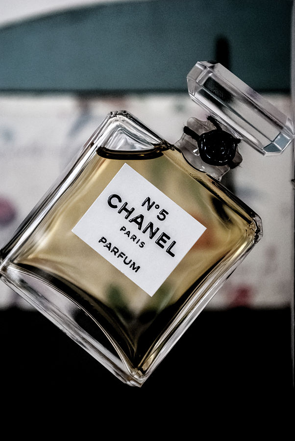 Nærbilde av ei parfymeflaske. På etiketten står det: N°5 Chanel Paris parfum. Foto.
