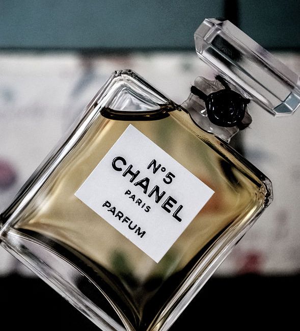Nærbilde av ei parfymeflaske. På etiketten står det: N°5 Chanel Paris parfum. Foto.