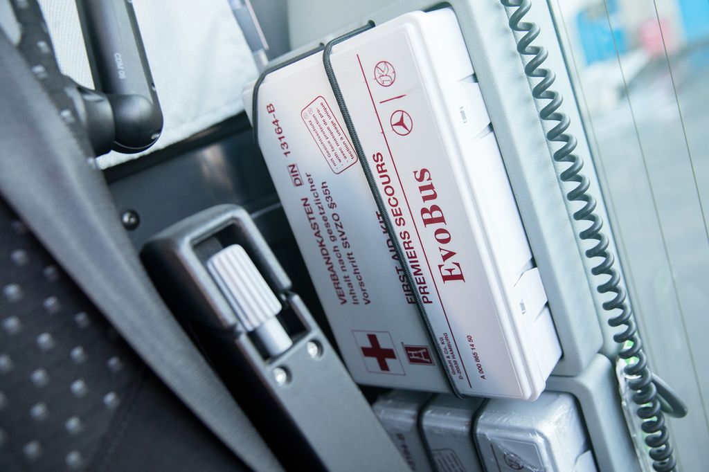 Bilde av førstehjelpsskrin i en buss.