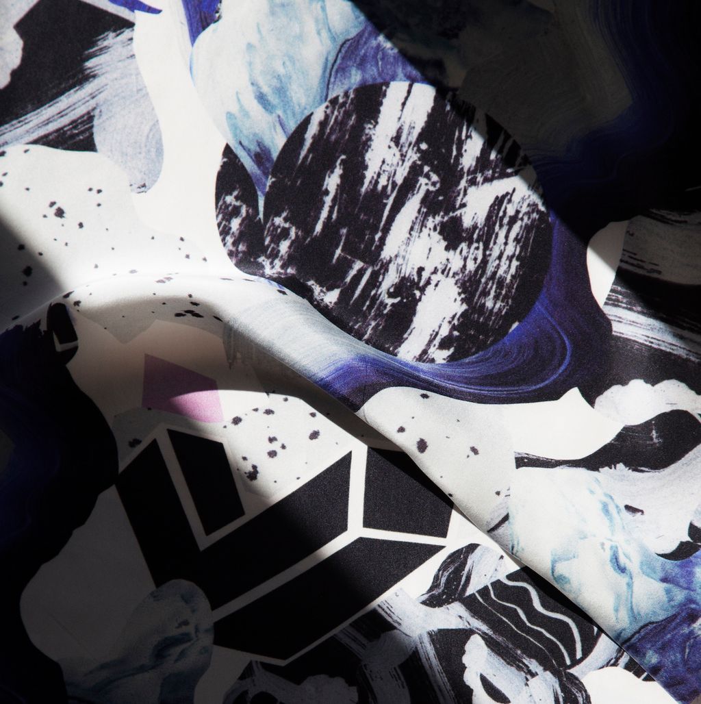 Tekstil med mønster i svart, hvitt og blåtoner. Foto.