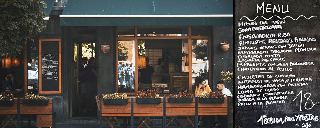 En spansk restaurant fra utsida og et nærbilde av menyen. Foto.