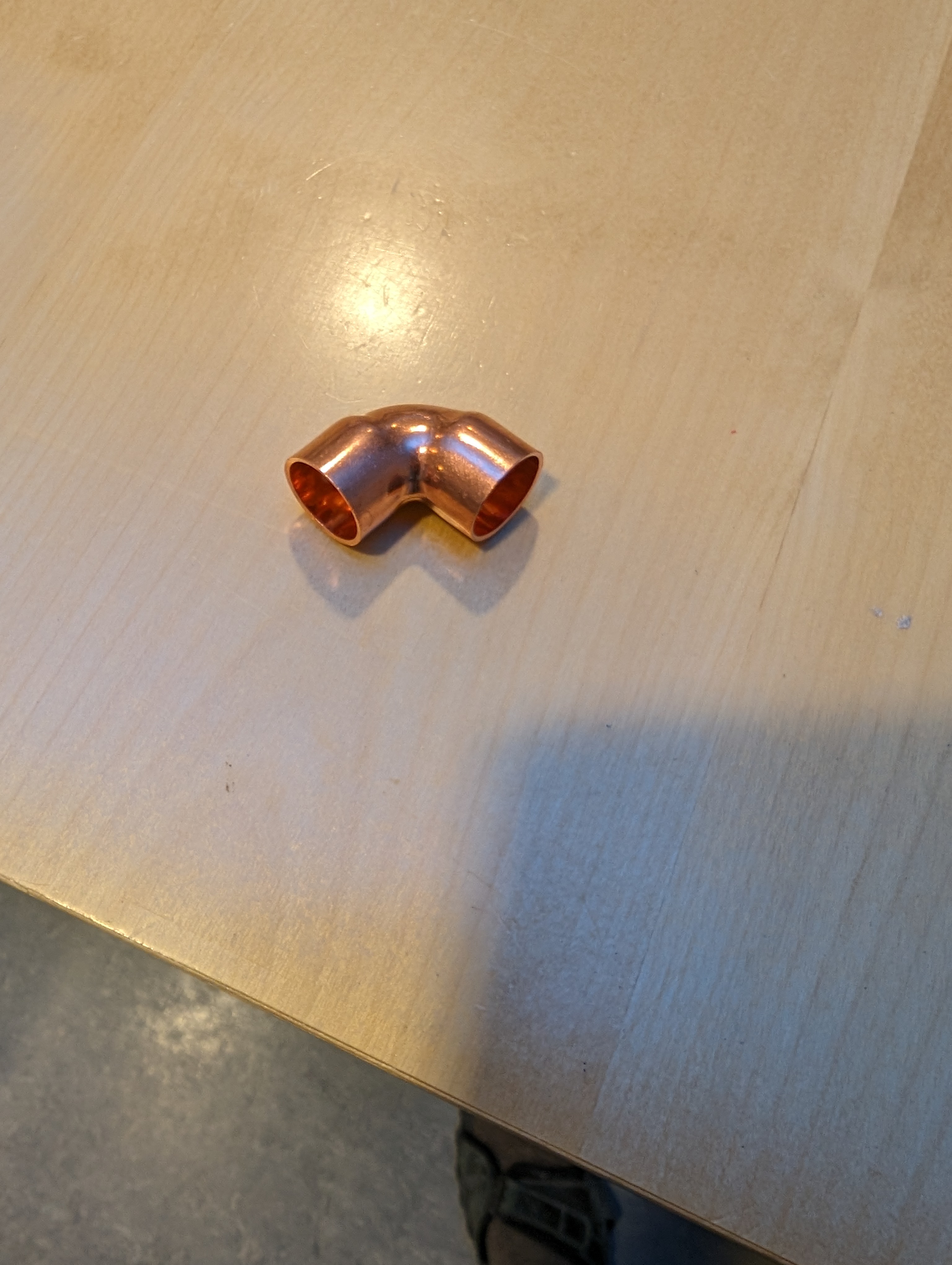 90 graders albue. Foto.