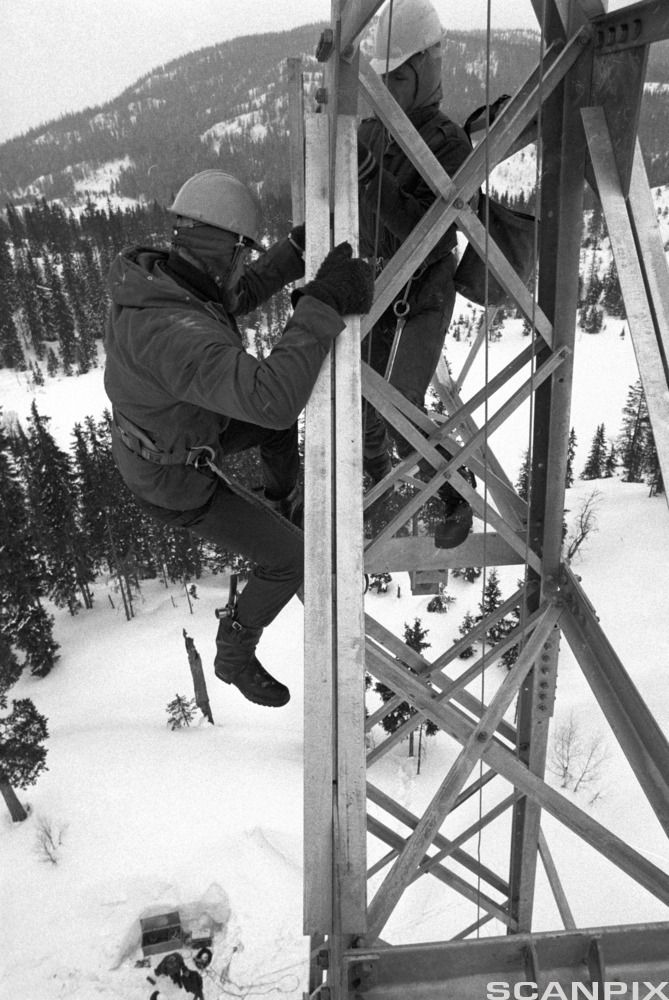 Arbeid i høgspentmast, 30–40 meter over bakken. Foto.