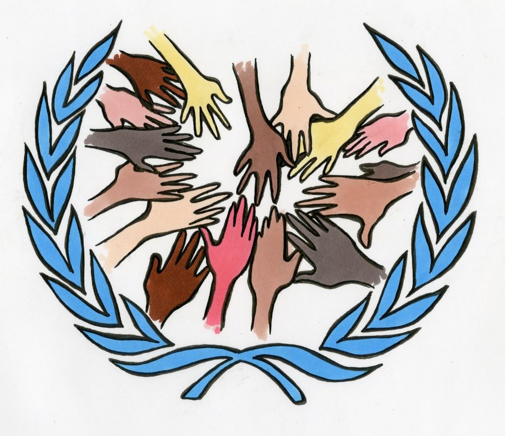 Hender i ulike hudfarger strekker seg mot hverandre. Hendene er omkranset av to blå olivengreiner, som ligner på de vi finner i FNs flagg. Illustrasjon.