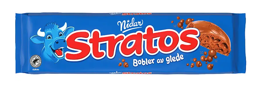 Stratos sjokoladeplate med påskriften "Nidar" og slagordet "Bobler av glede" i hvit skrift. Pakningen er blå, og merkenavnet "Stratos" er skrevet med store, røde bokstaver. Til venstre er det tegnet ei smilende, blå ku med horn. Til høyre er det nærbilde av en sjokoladebit med mange luftlommer inni. Foto.