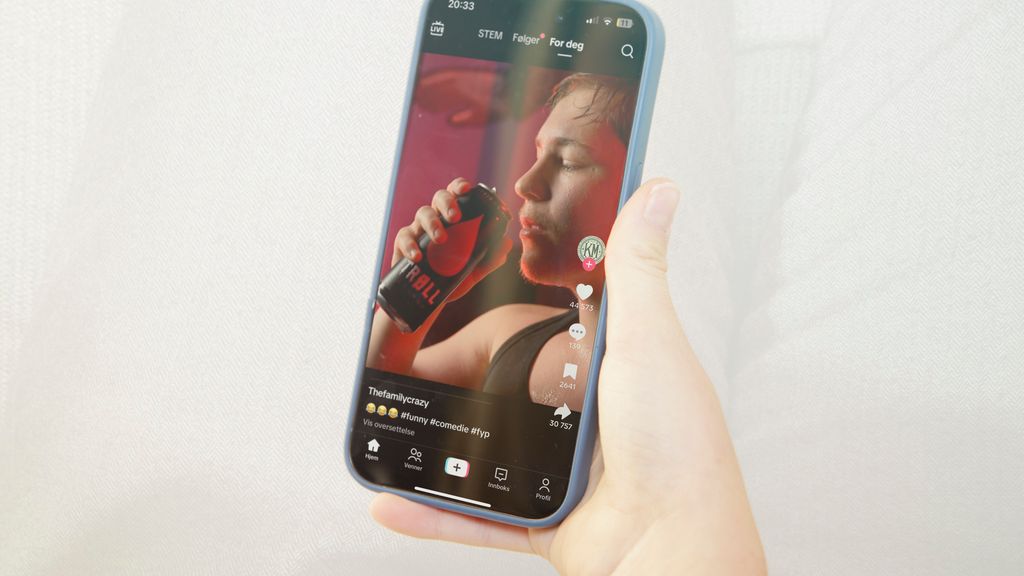 En ung gutt som drikker Trøll i et innlegg på Tik Tok. Foto.