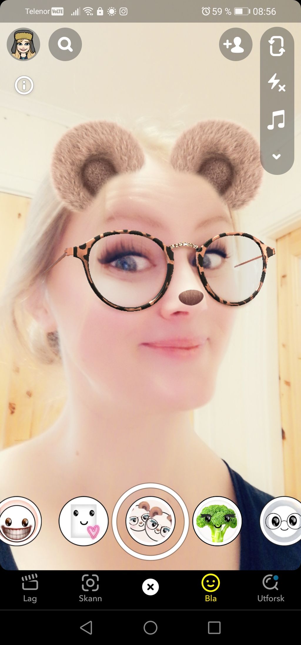 Skjermbilete av ei kvinne med teikna bamseøyre, store briller, kraftig augesminke og snute i ansiktet. Skjermbilete.