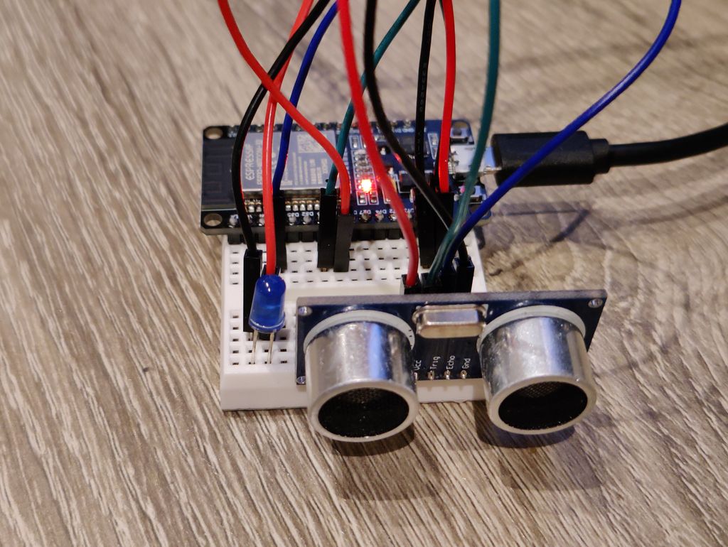 Mikrokontroller og elektroniske komponenter på et koplingsbrett. Foto