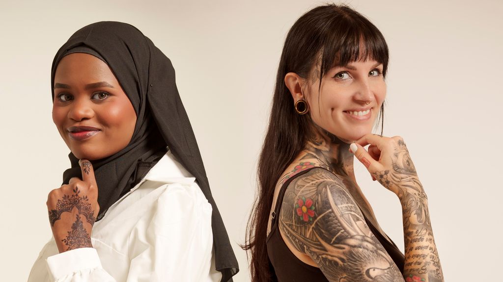 To jenter står rygg mot rygg. Jenta til venstre har hijab og henna-tatovering. Jenta til høyre har singlet, ring i nesen og "vanlige" tatoveringer. Foto.