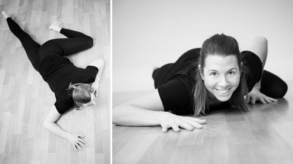 Jente åler seg på gulvet. Foto.